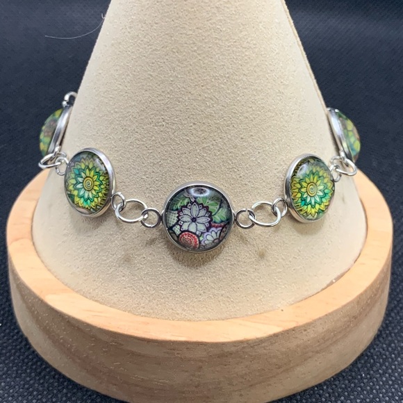 SOLD ELSEWHERE‼️ Floral-Themed Bracelet in Spring Colors with Dangly Star Chain - Picture 7 of 9